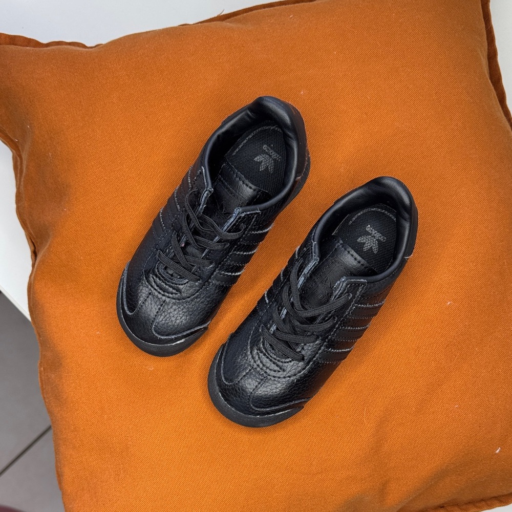 Adidas Kid Black Samoa Shoe/Sneakers Sz 9K Slightly used. Excellent school shoe